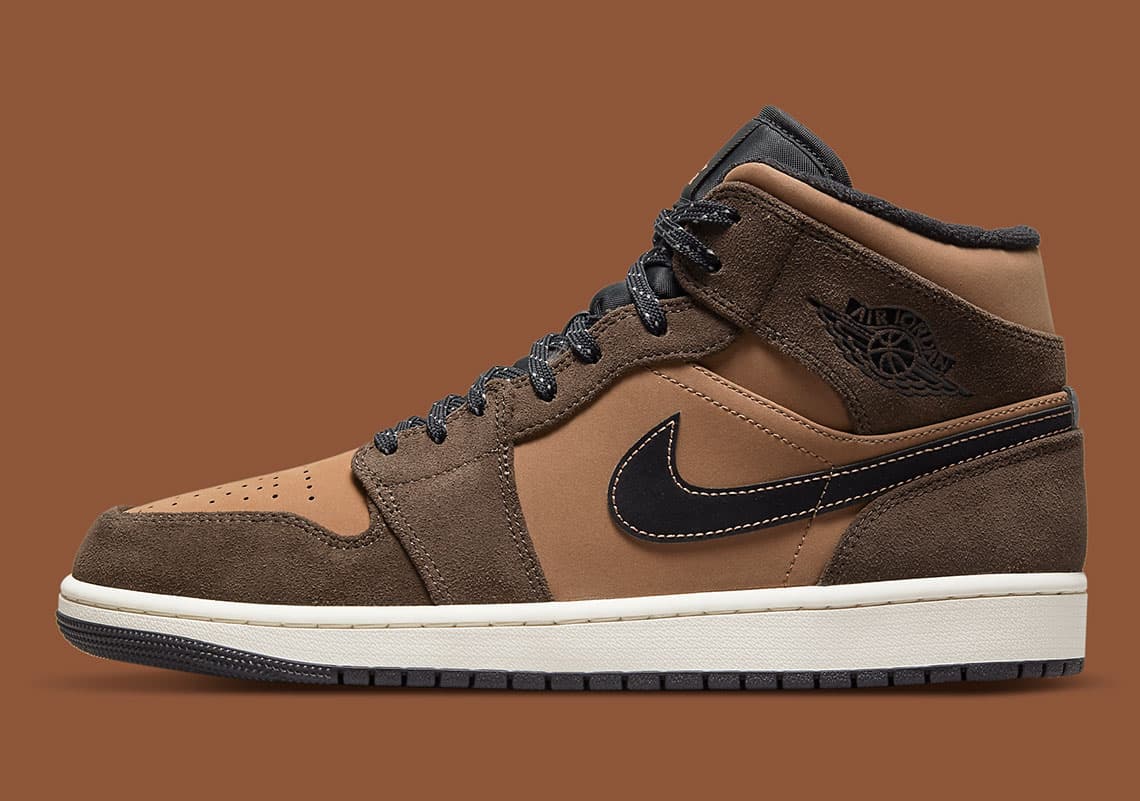Air Jordan 1 Mid Jordan release photo