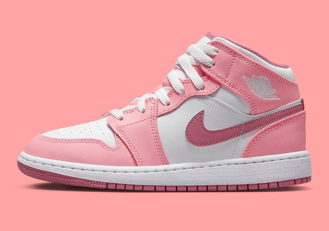 Air Jordan 1 Mid Jordan release photo