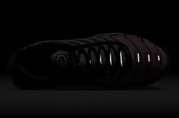 Nike Air Max Plus Sunset Pulse release thumbnail 9