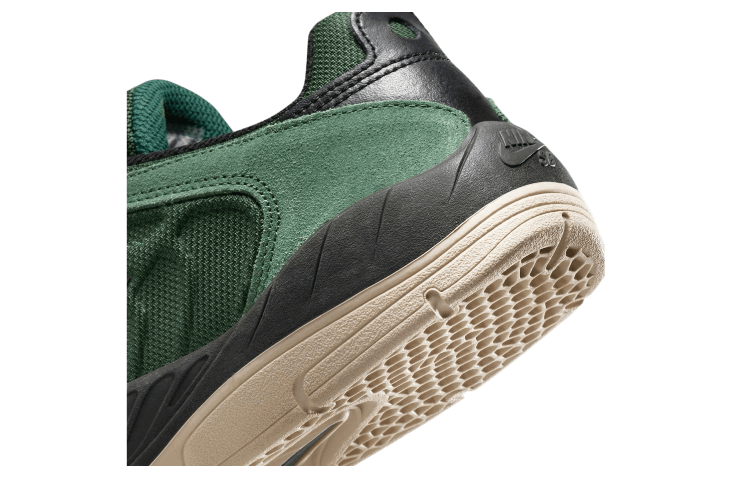 Nike SB Vertebrae Black / Malachite release photo 8