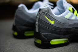 Nike Air Max '95 OG Black/Volt release thumbnail 4