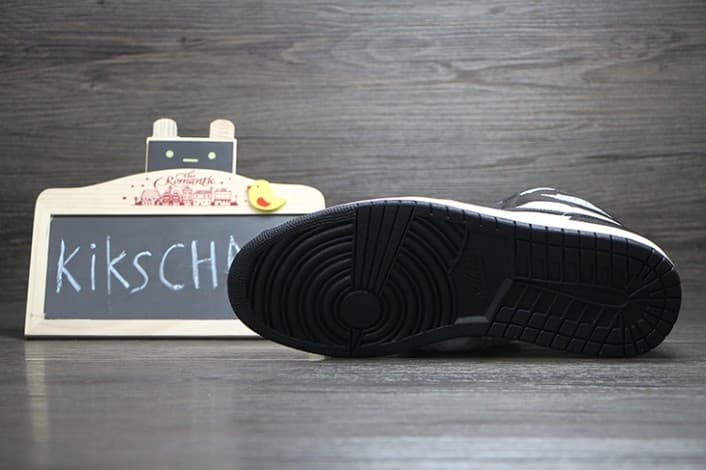 Air Jordan 1 Black/White release photo 2