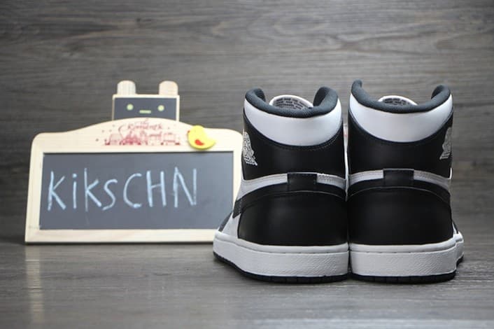 Air Jordan 1 Black/White release photo 3