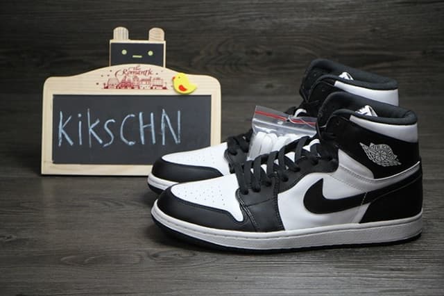 Air Jordan 1 Black/White Jordan release photo