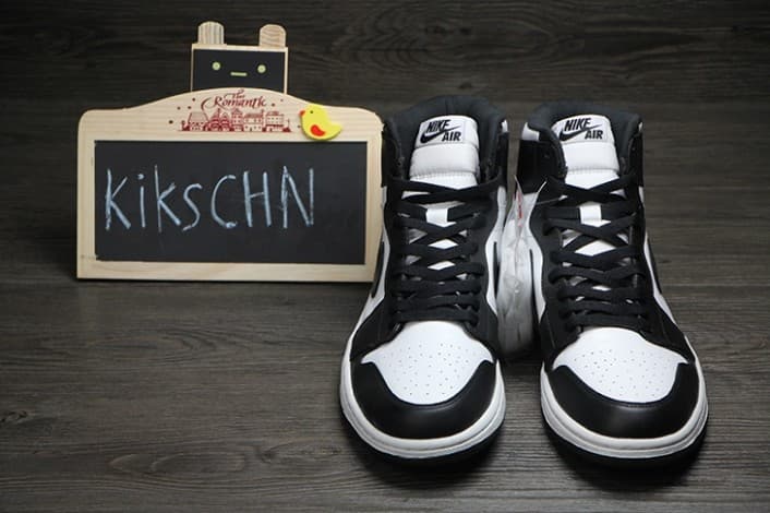 Air Jordan 1 Black/White release photo 4