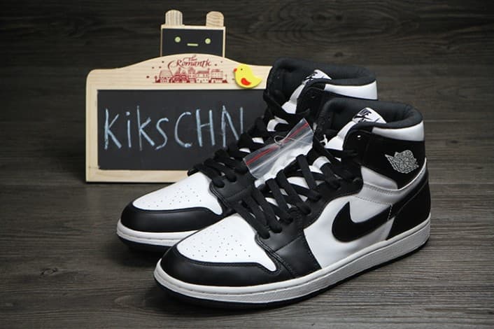 Air Jordan 1 Black/White release photo 5