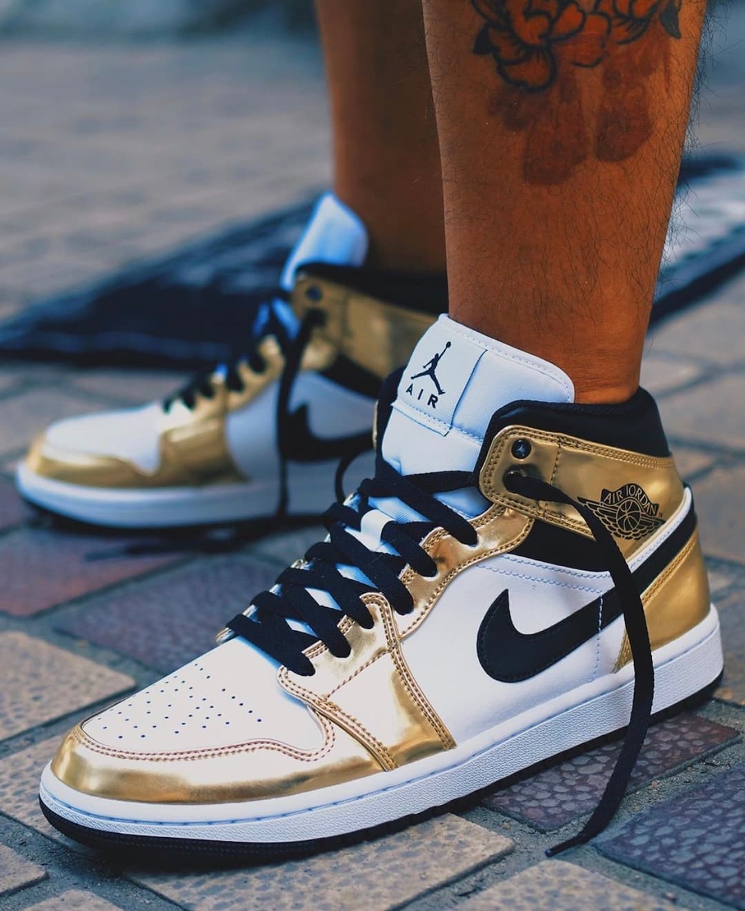 Air Jordan 1 Mid SE “Metallic Gold” release photo 1