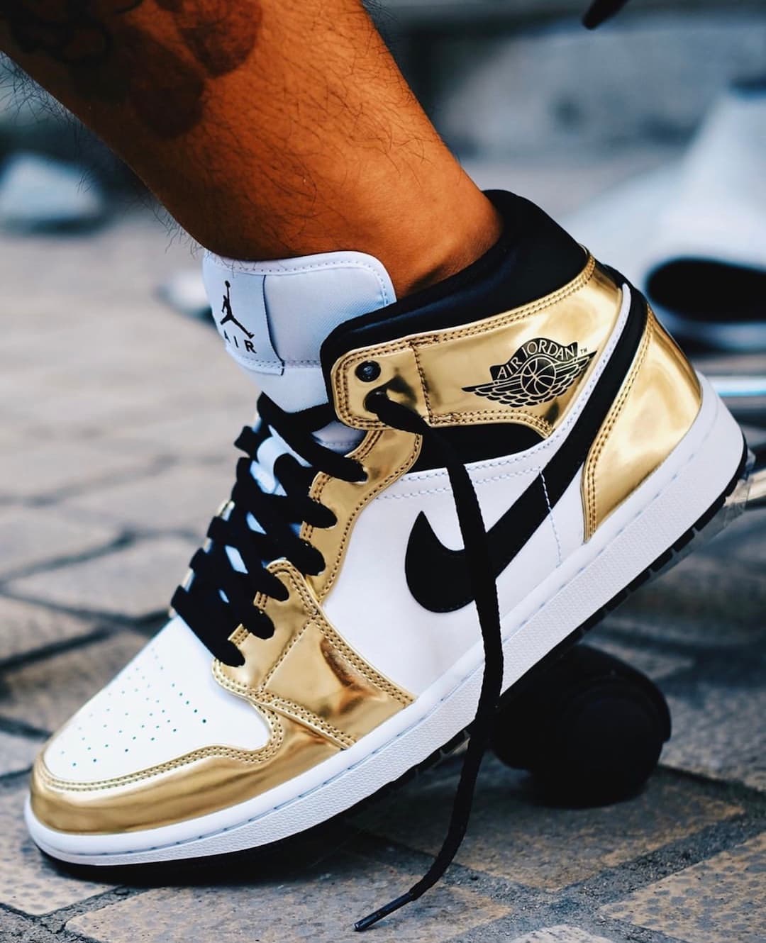Air Jordan 1 Mid SE “Metallic Gold” release photo 2