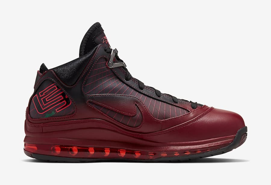 Nike LeBron 7 “Christmas” release photo 3