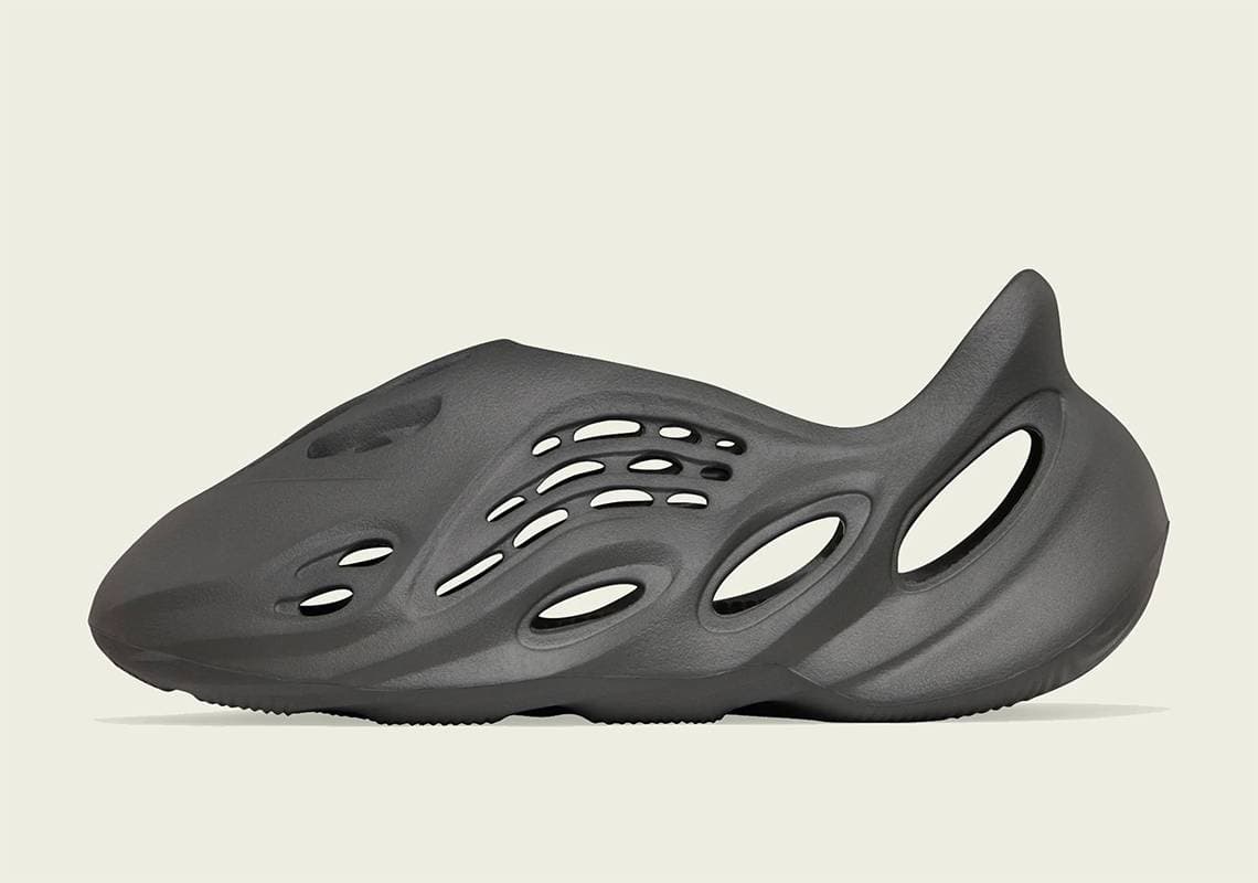 Yeezy Foam Runner "Carbon" Yeezy release photo
