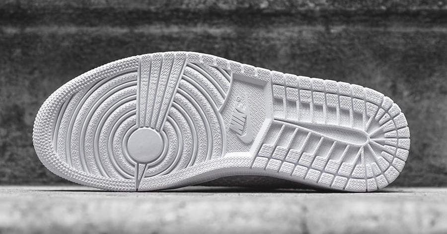 Air Jordan 1 Low Swooshless release photo 5
