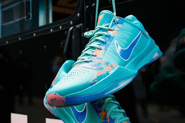 Jalen Brunson x Nike Kobe 5 Protro PE "NY vs NY" Nike release photo