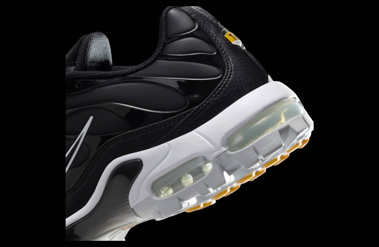 Nike Air Max Plus Black / White release photo 8