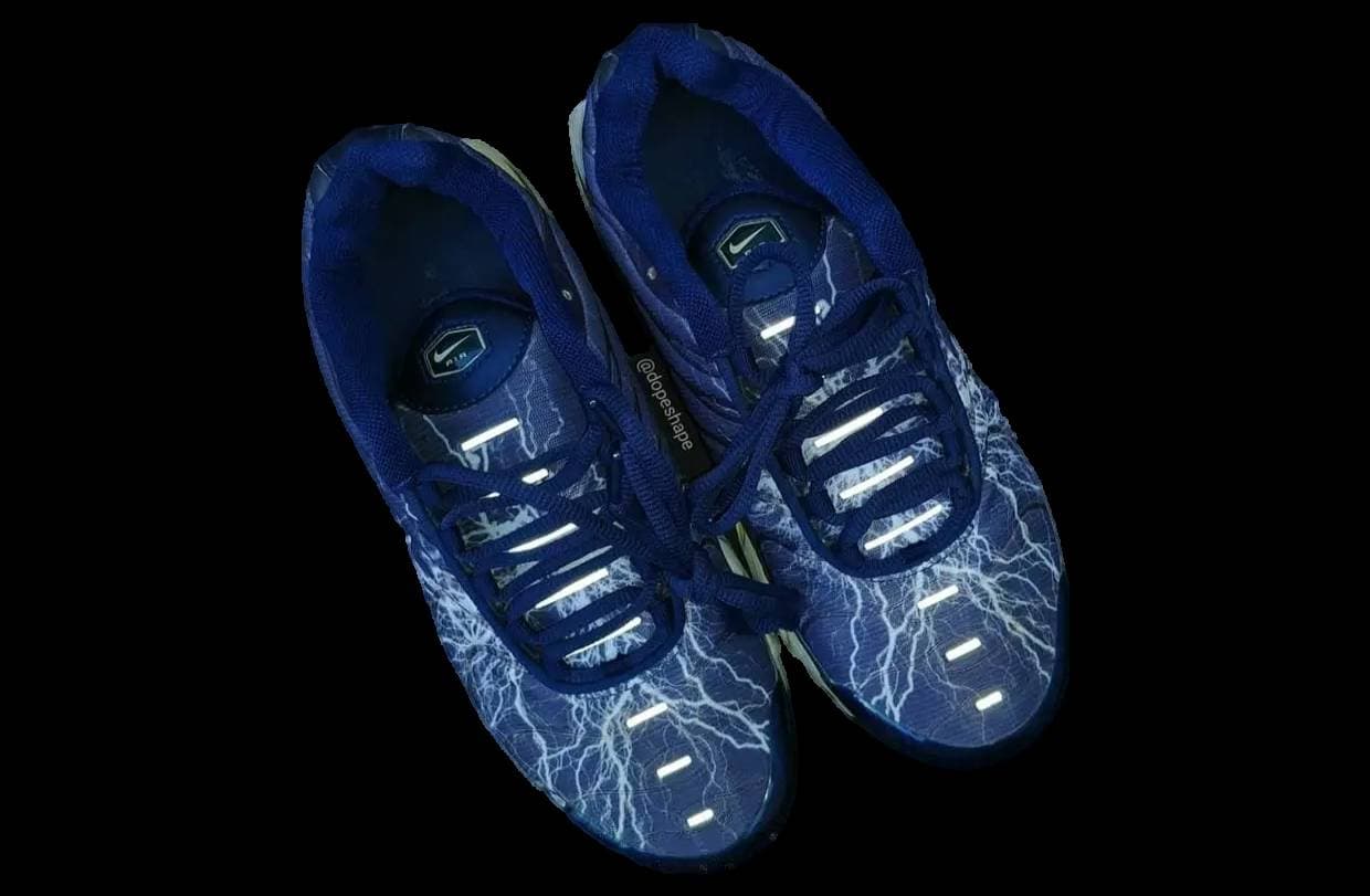 Nike Air Max Plus Eclair (Lightning) Midnight Navy / Salsa Red release photo 3