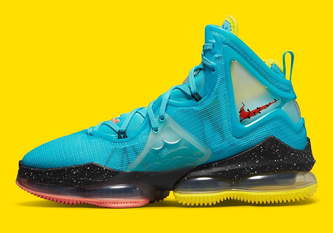 Nike LeBron 19 "Christmas" Nike release photo