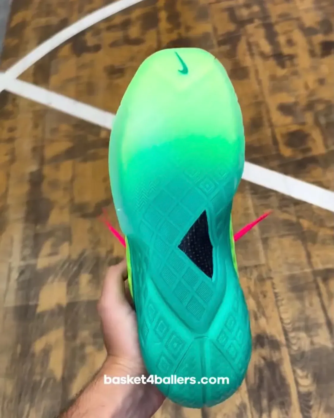 Nike Kobe 3 Low Protro “Grinch” release photo 6
