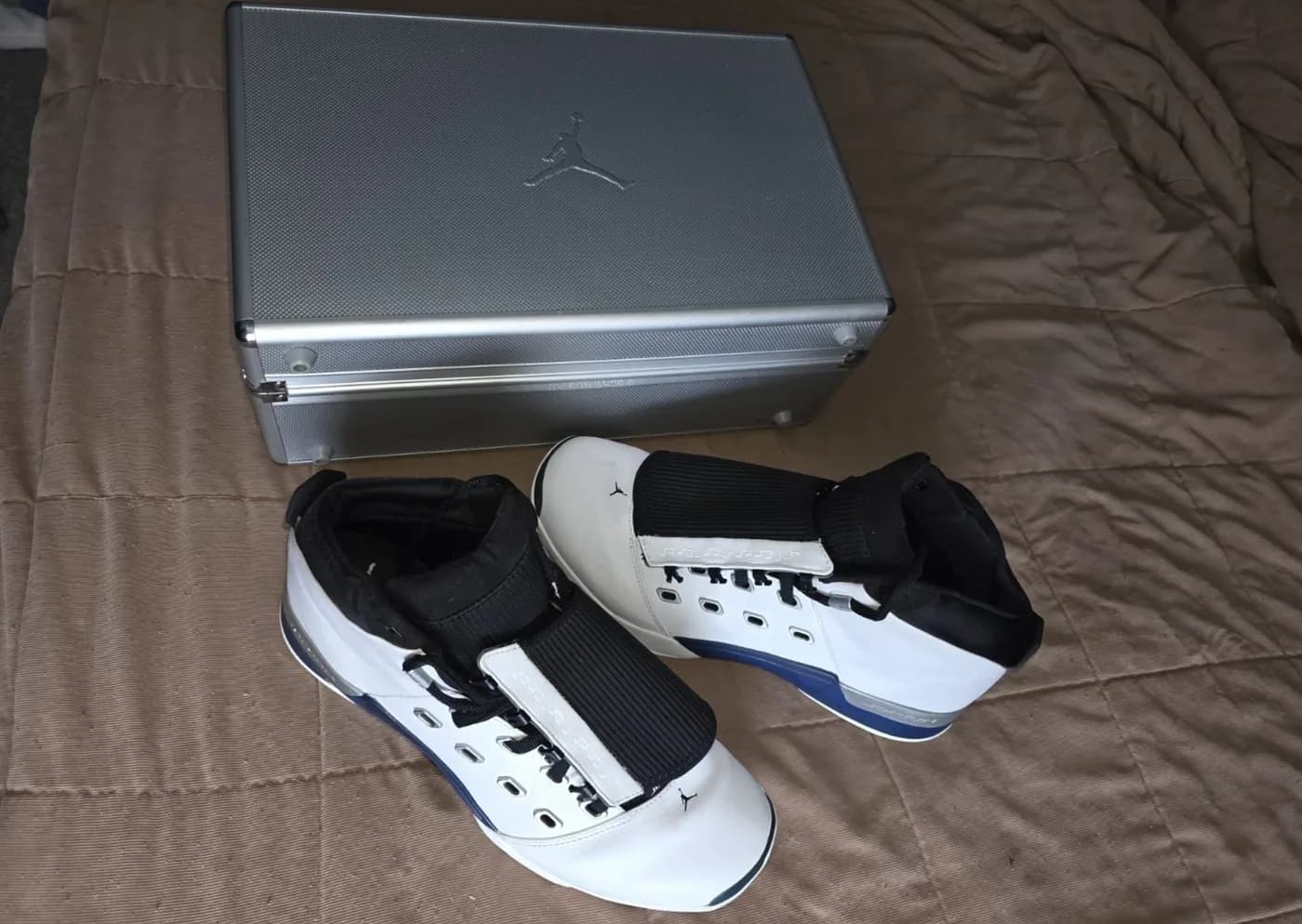 Air Jordan 17 Retro College Blue release photo 2