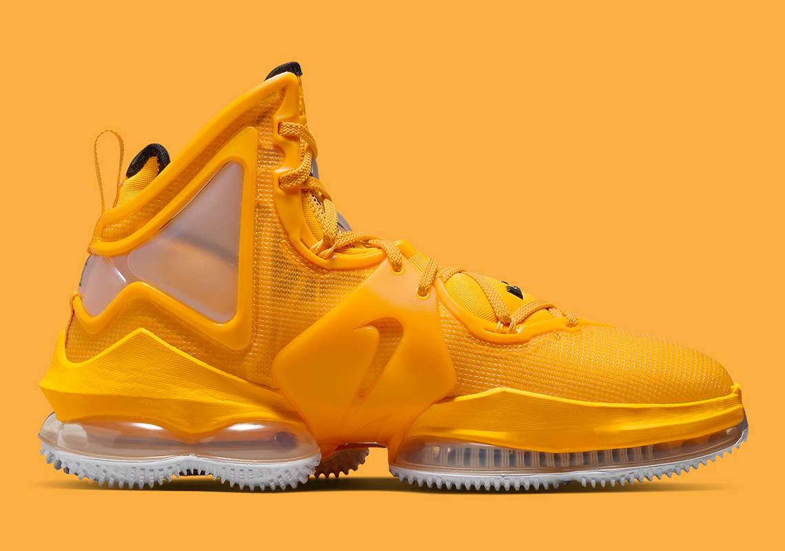 Nike LeBron 19
