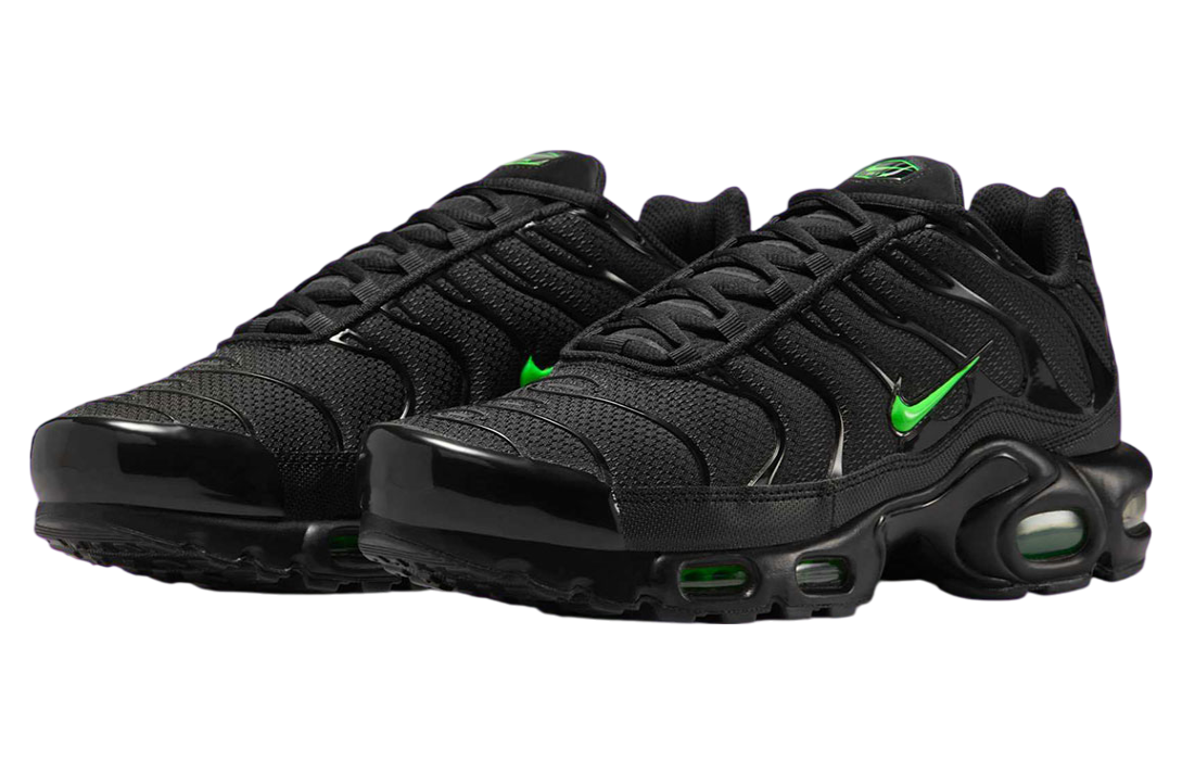 Nike Air Max Plus Black / Green Strike