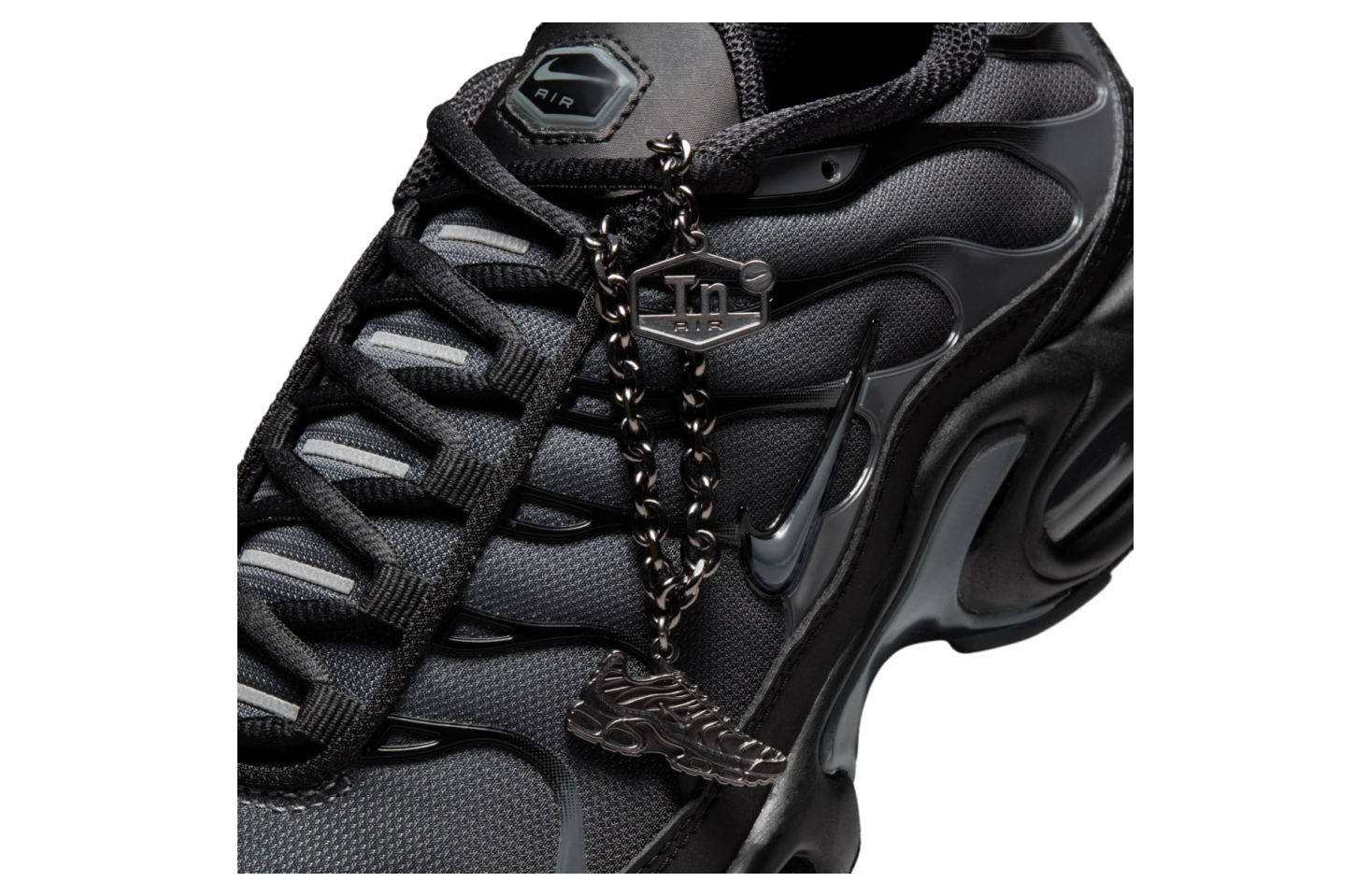 Nike Air Max Plus Black / Metallic Silver / Dark Grey