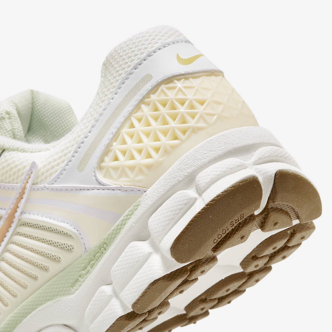 Nike WMNS Zoom Vomero 5 Sail Gold