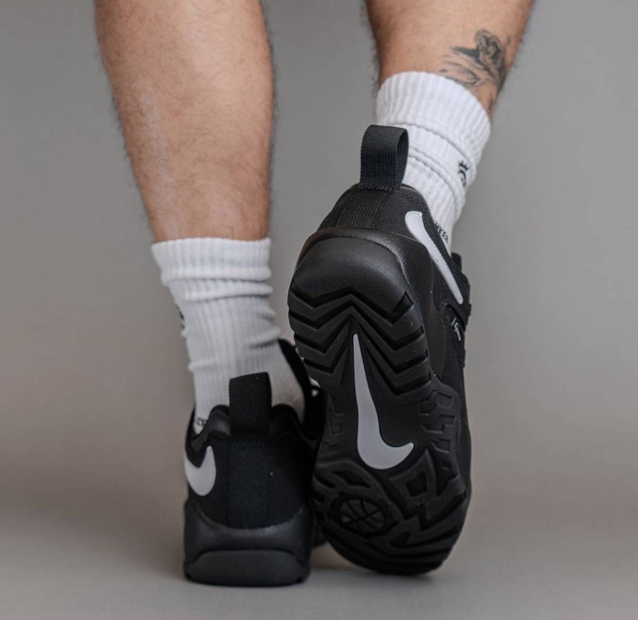 Supreme x Nike SB Darwin Low Black