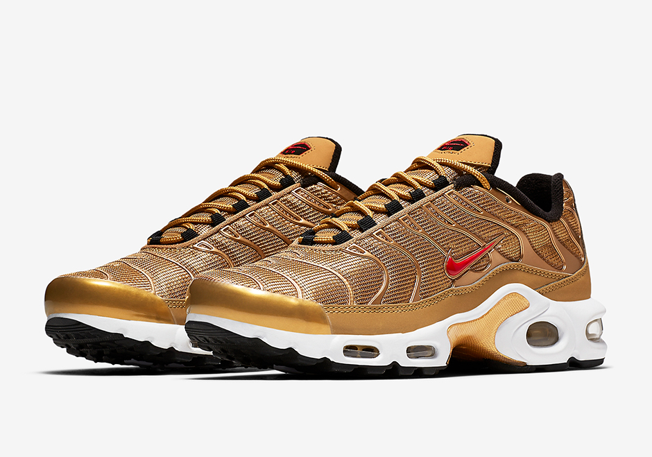 gold and white air max plus